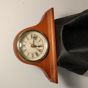 Small vtg wood quartz mantel/desk top clock. WORKS.